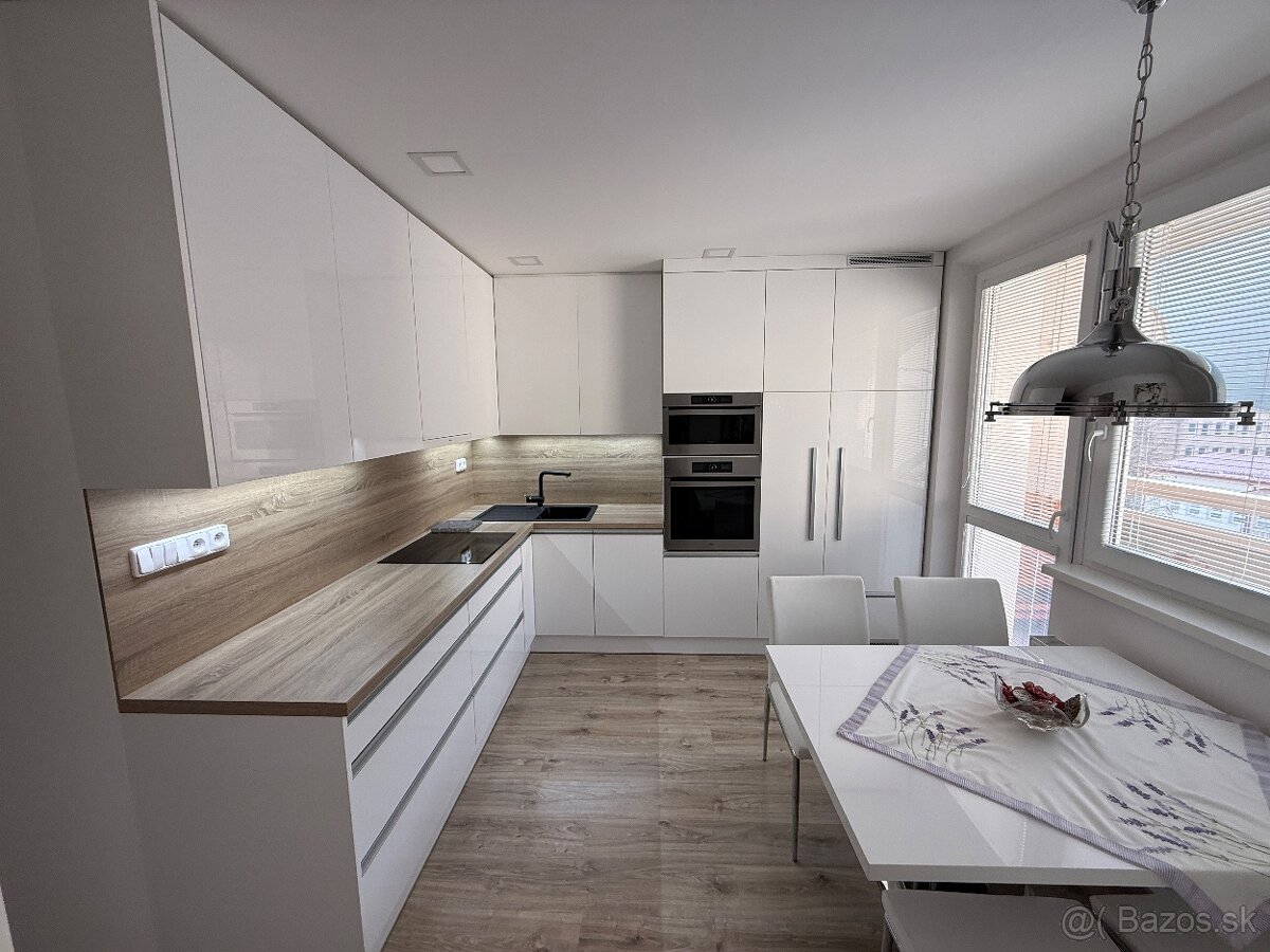 EXKLUZÍVNE NA PREDAJ 2-IZBOVÝ BYT , KROMPACHY