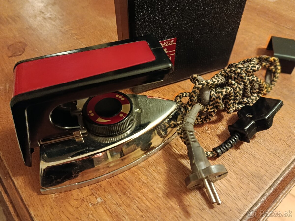 Stará cestovná žehlička