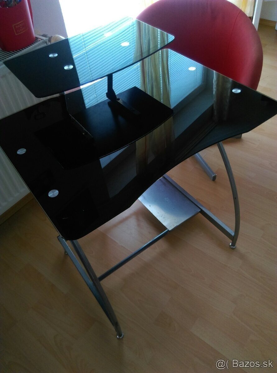Počítačový stôl