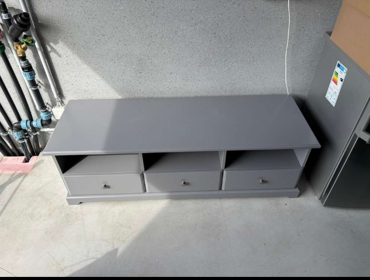 Komoda zo zásuvkami pod TV
