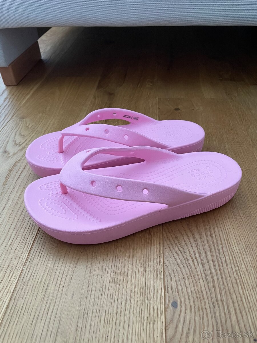 Crocs ruzove slapky baby pink mierna platforma 37