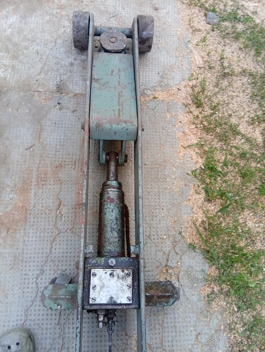Hydraulický zdvihák.,.