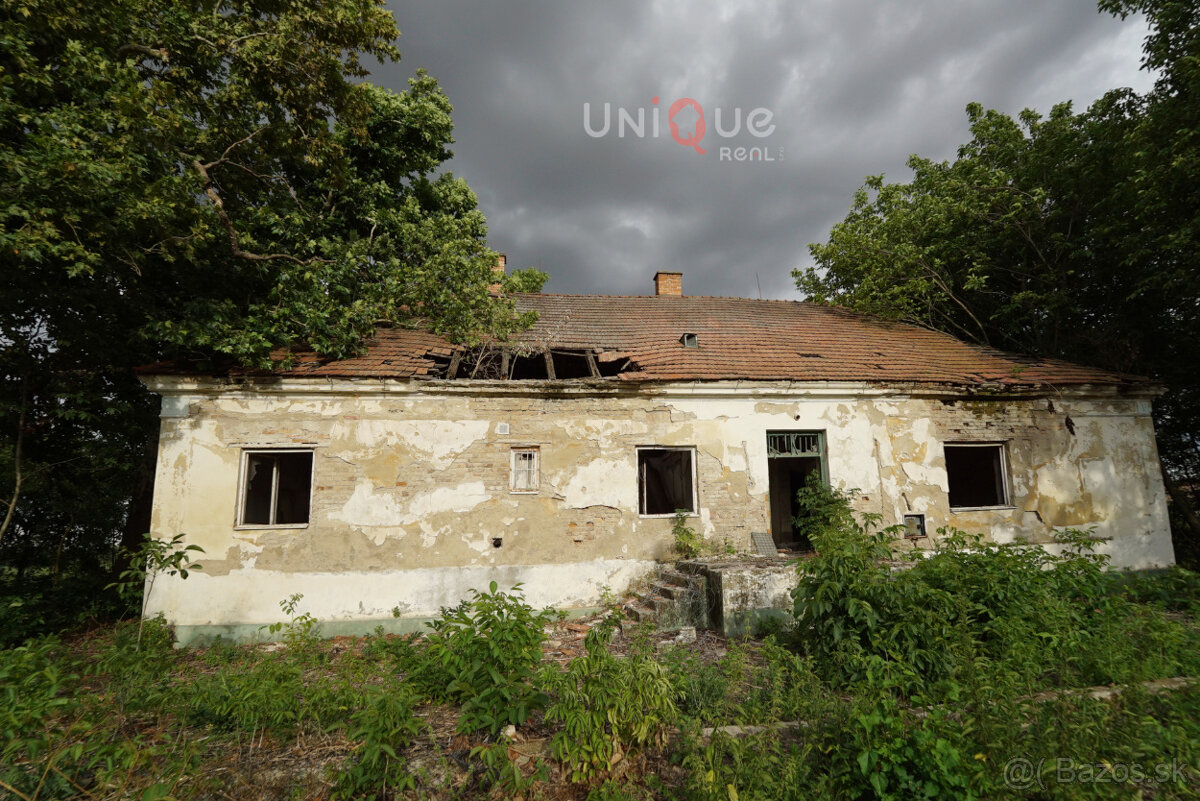 Na predaj usadlosť na samote s veľkým pozemkom (12ha) Okoč