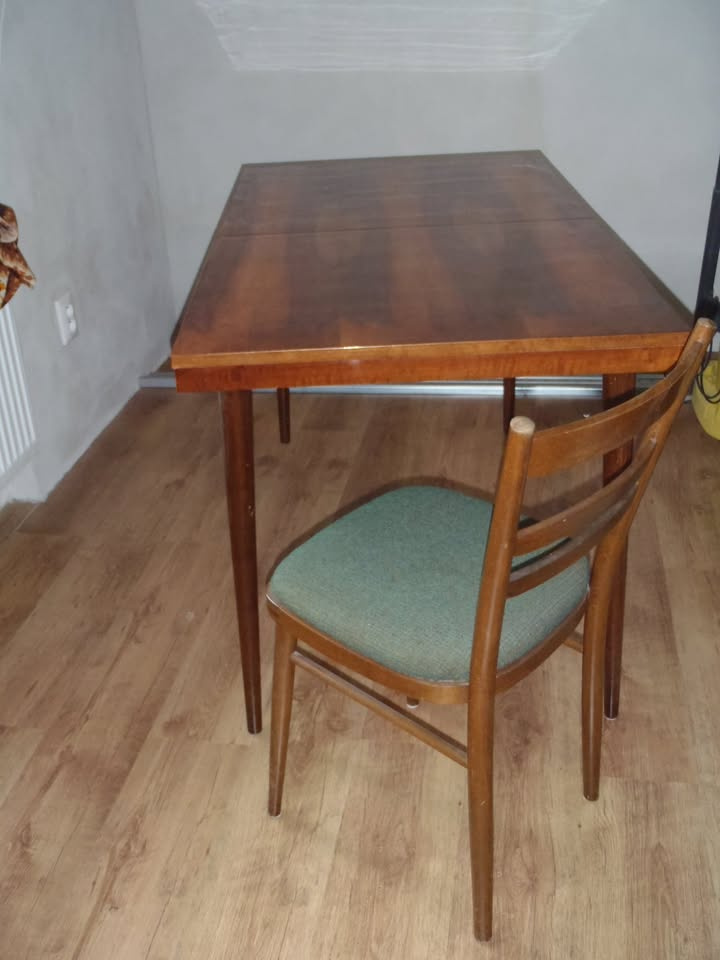 Rozkladací drevený stôl + stoličky