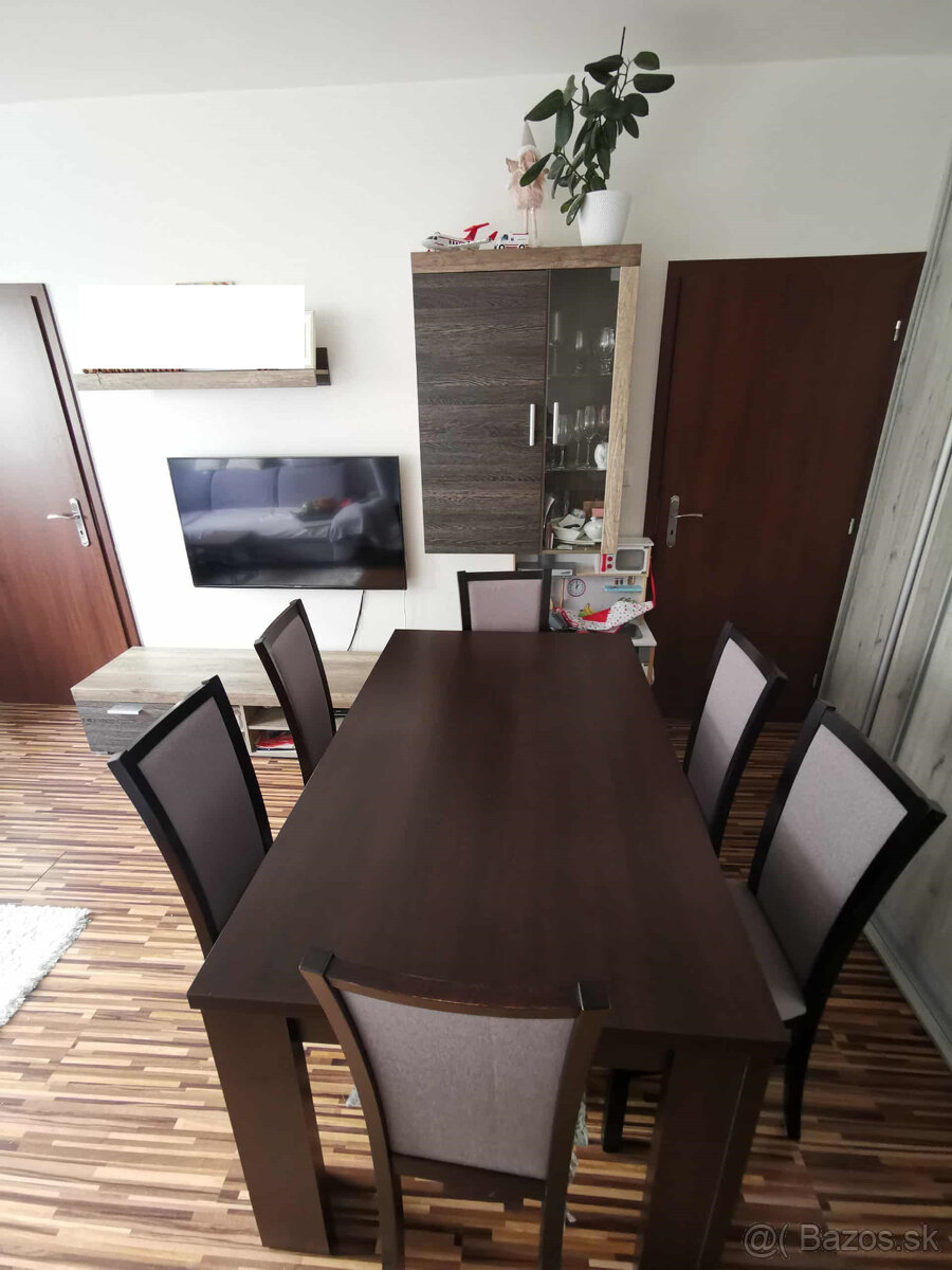 Drevený jedálenský stôl a 6 stoličiek