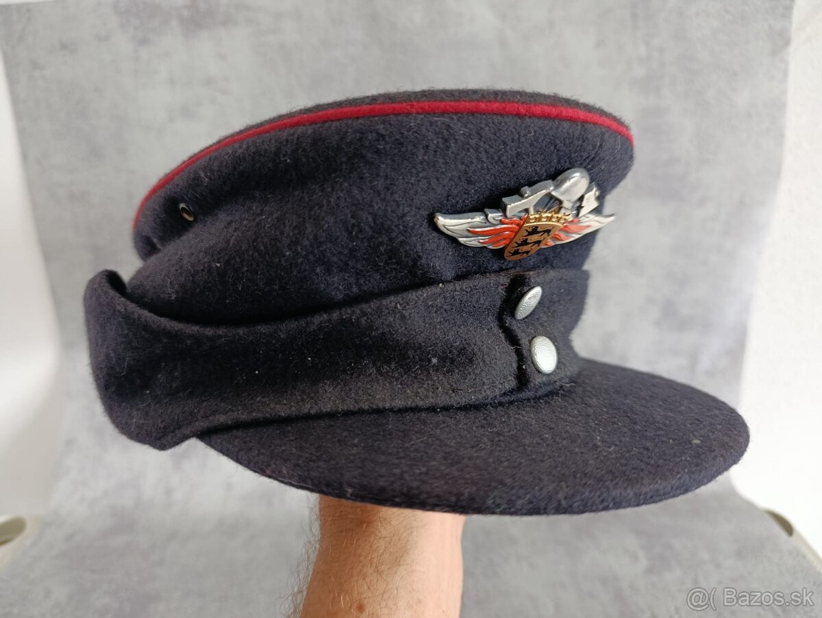 Stará německá hasičská čepice se znakem