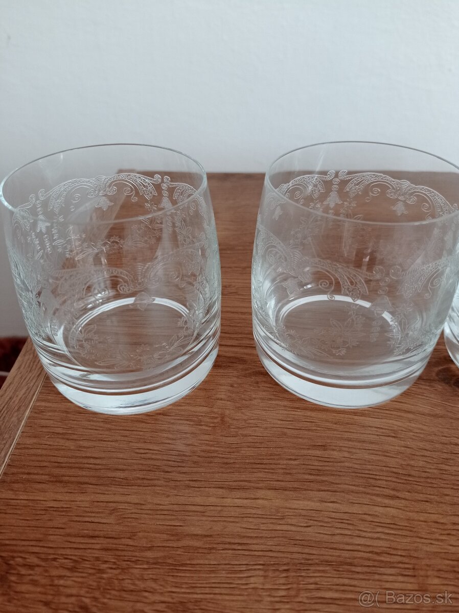 Rôzne retro sada sklenených pohárov