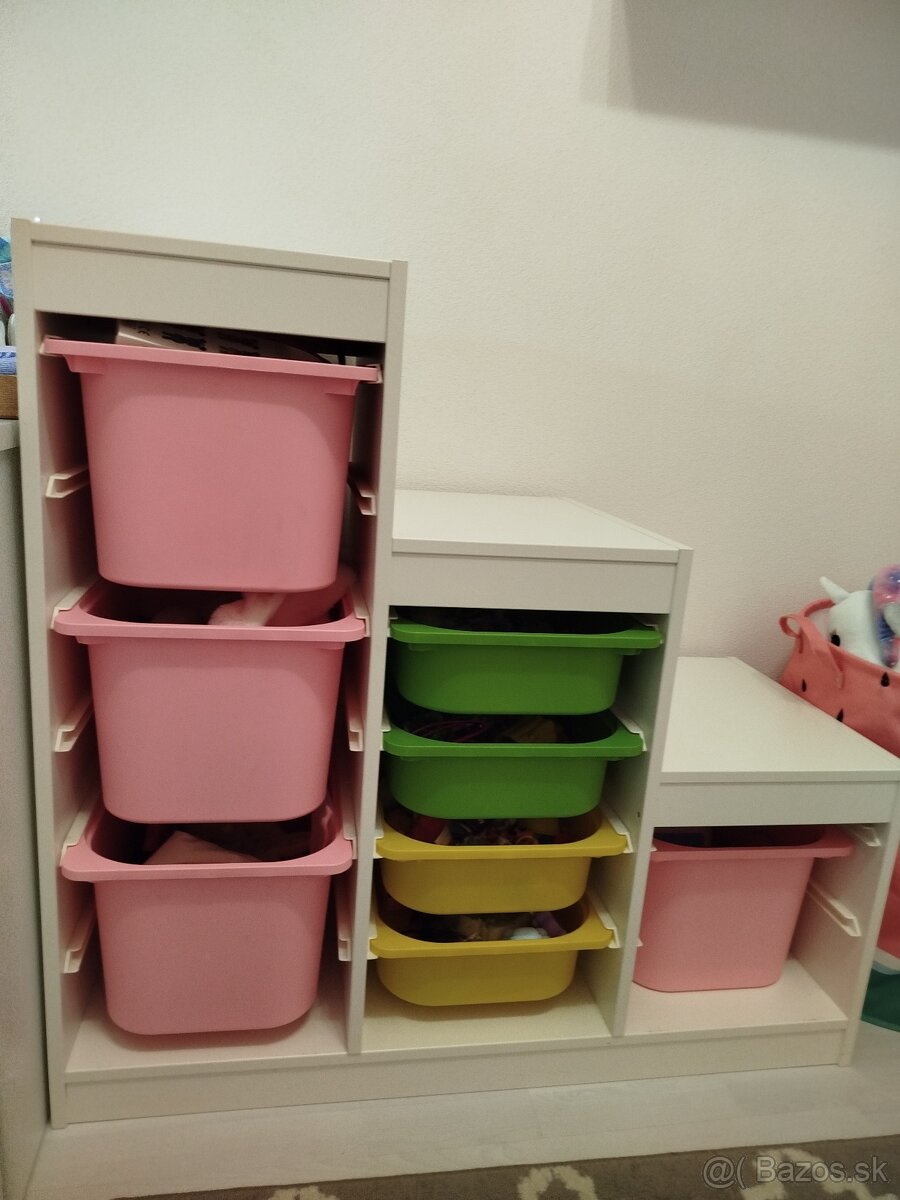 Regál s úložnými boxami IKEA