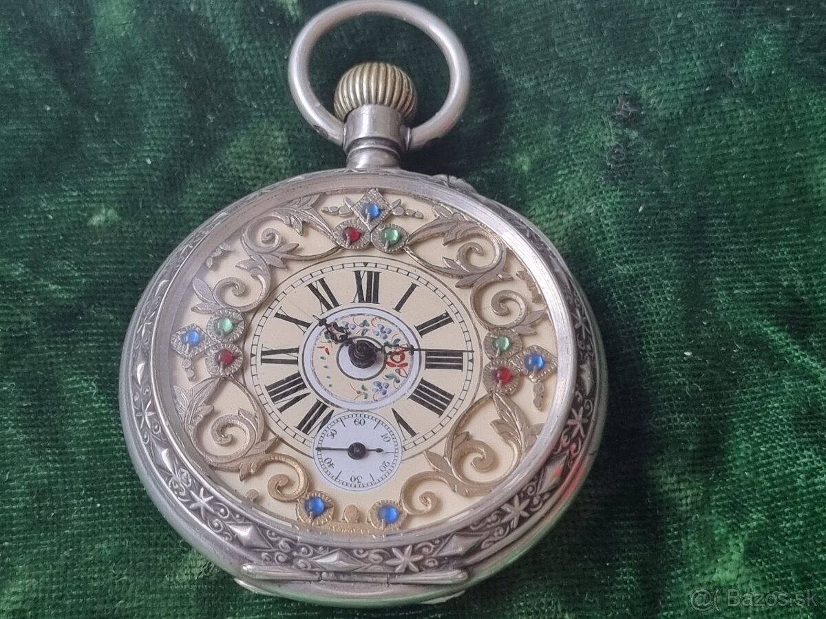 Strieborné, vreckové hodinky.