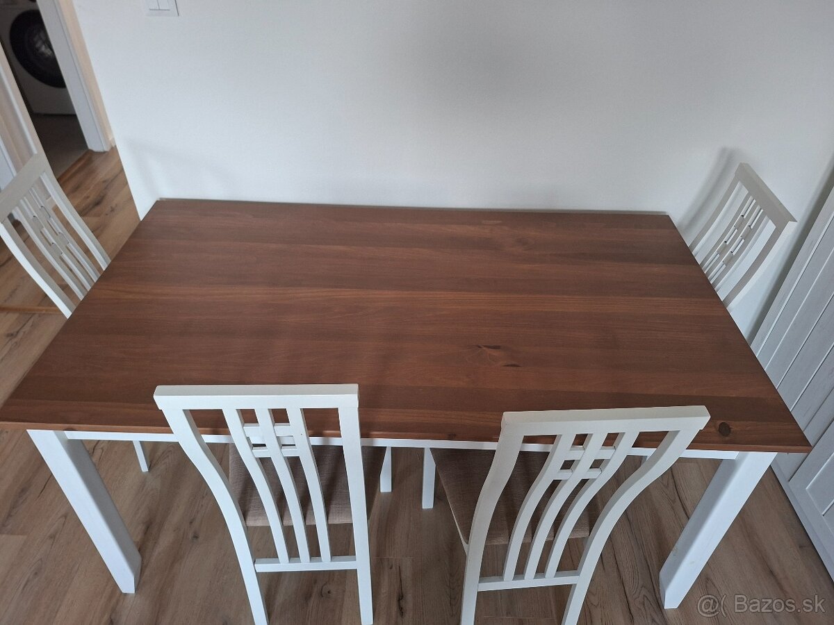 Jedálenský stôl