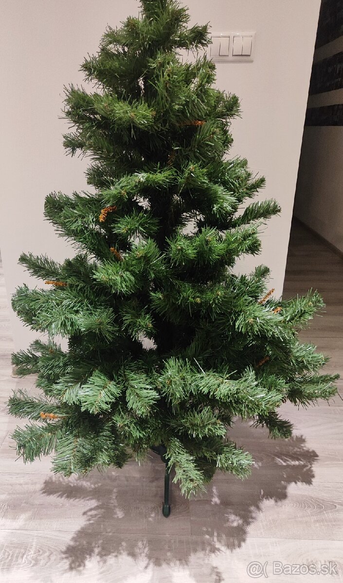 Vianočný stromček, osvetlenie, strieborné ozdoby
