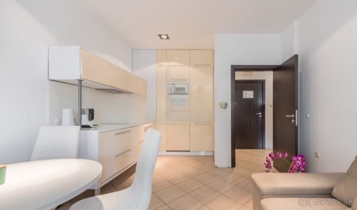 2 izbový apartmán s parkovacím miestom len pár metrov od plá