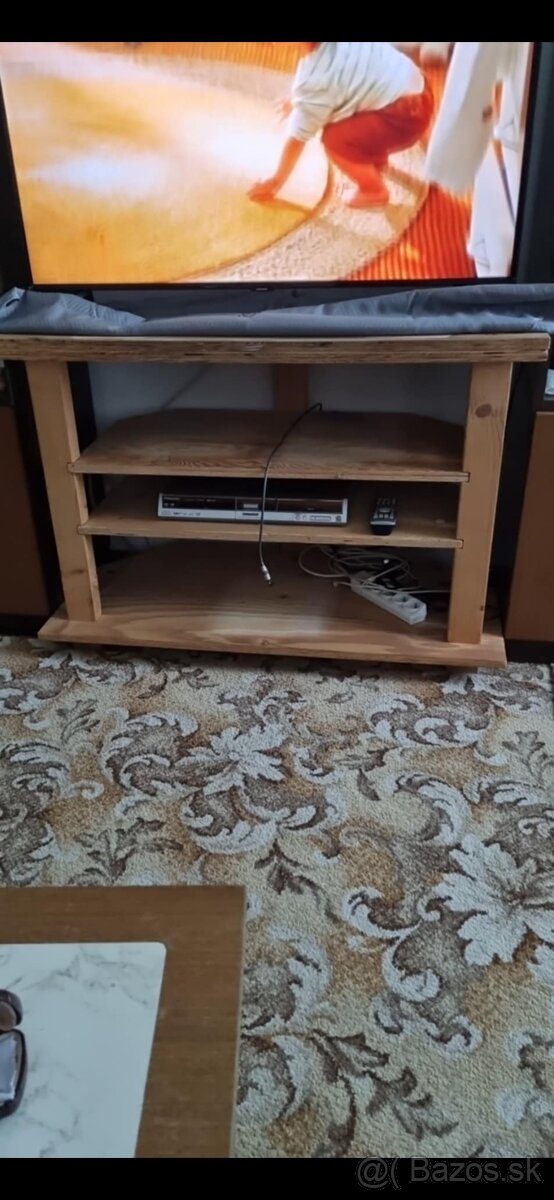 Stolik pod televizor