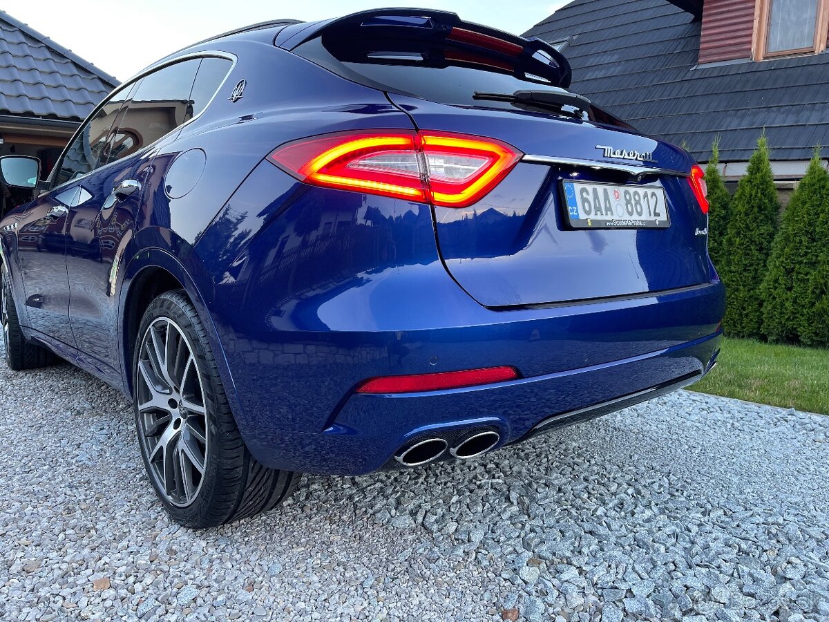 Maserati Levante 2017 zadne svetla komplet bez poškodenia