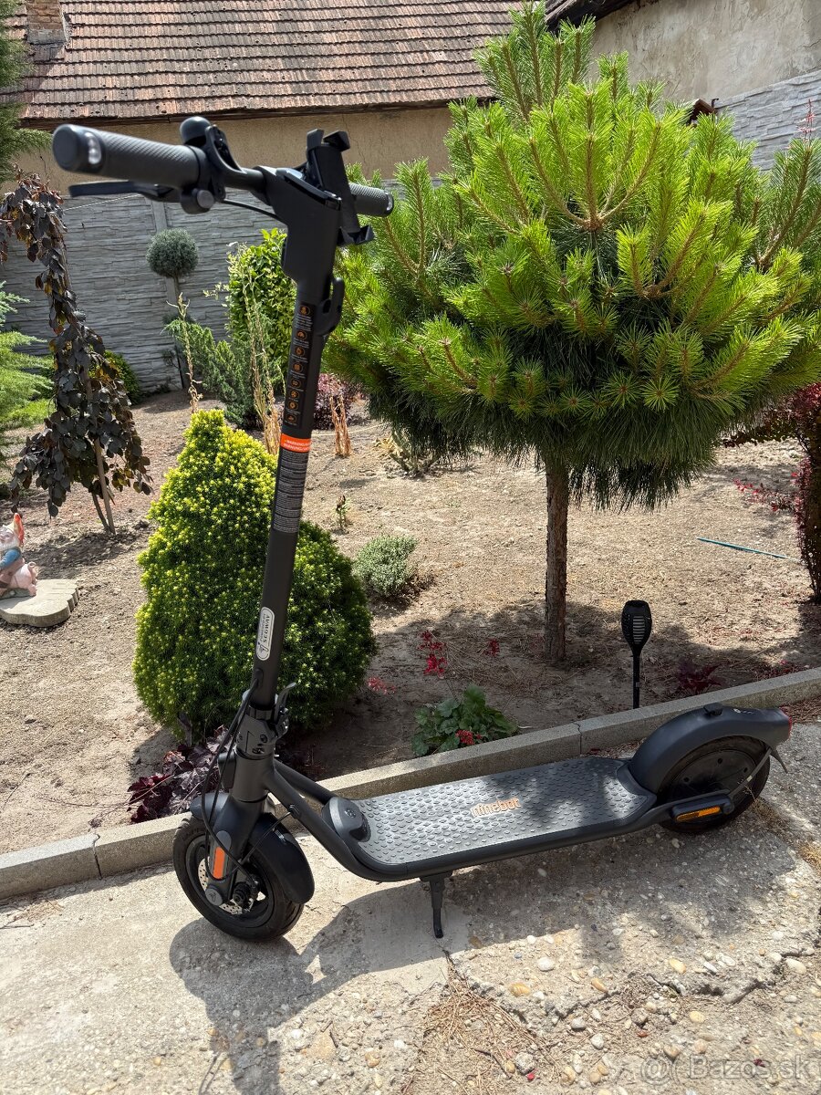 Ninebot kickscooter F2 by Segway