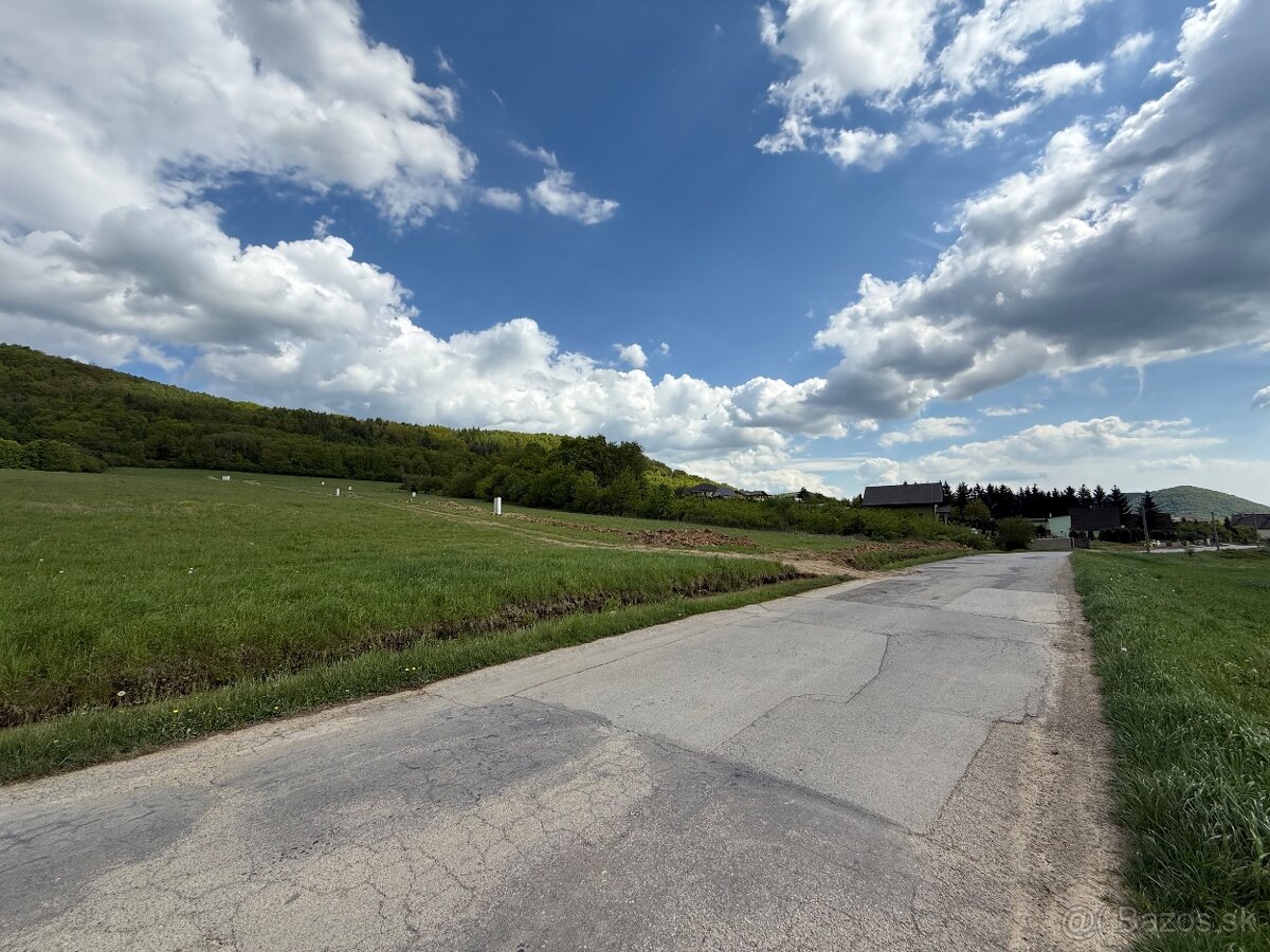 Pozemok 600m2, elektrina na pozemku