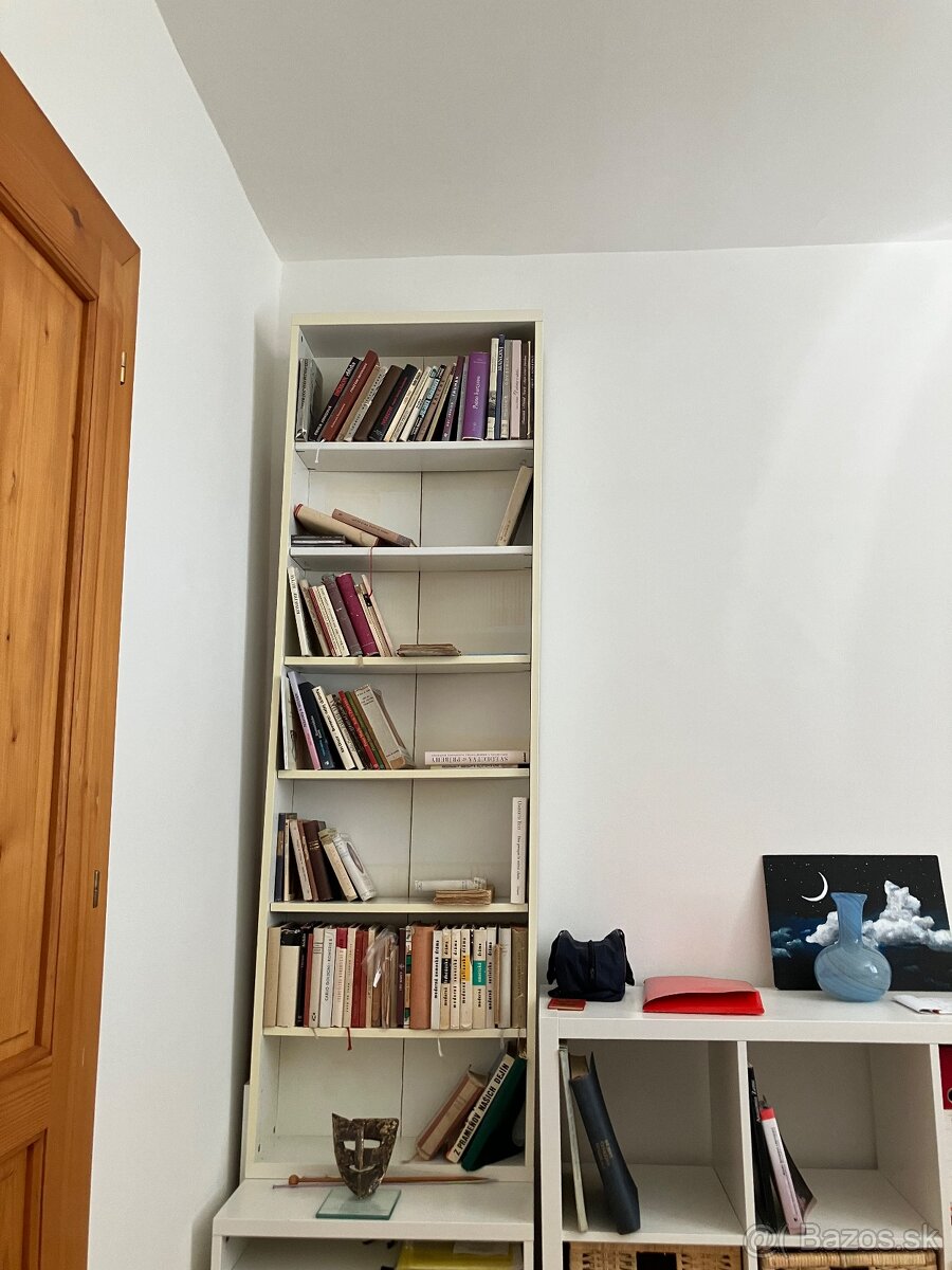 Darujem staršiu knižnicu Ikea