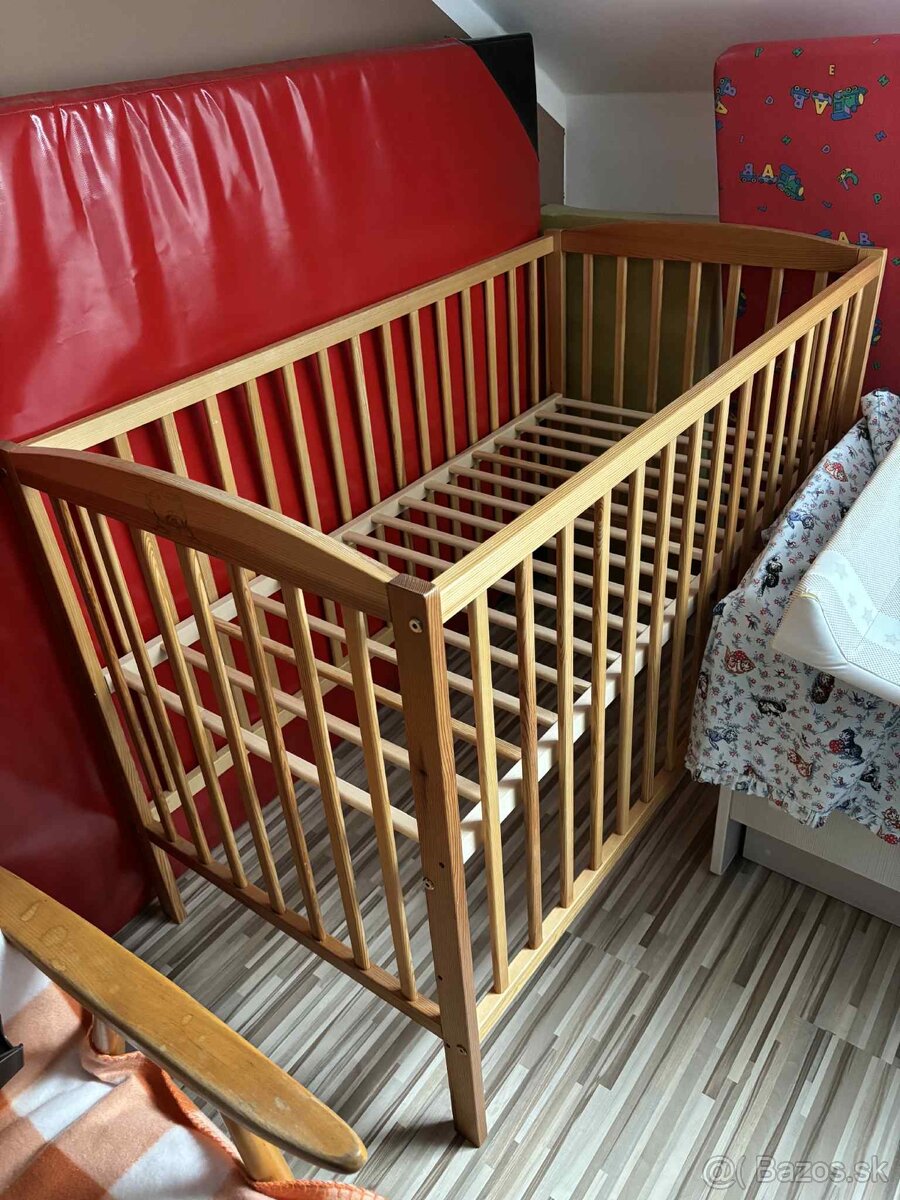 Detská postieľka + podložka na prebaľovanie