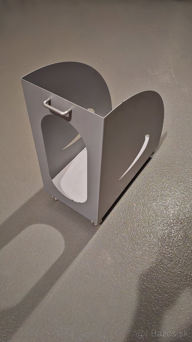 Kovový stojan na PC s kolieskami