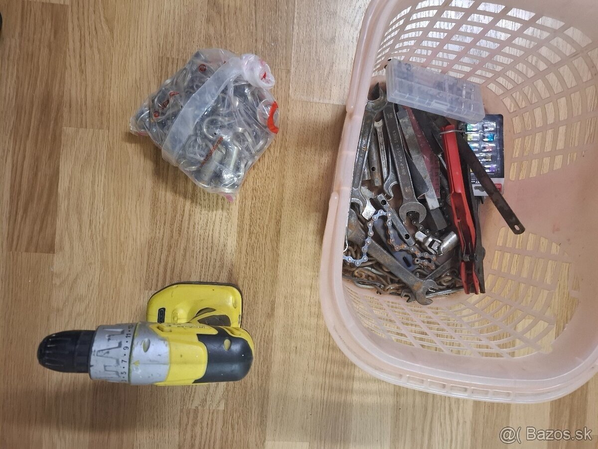 Rôzne náradie a kľúč