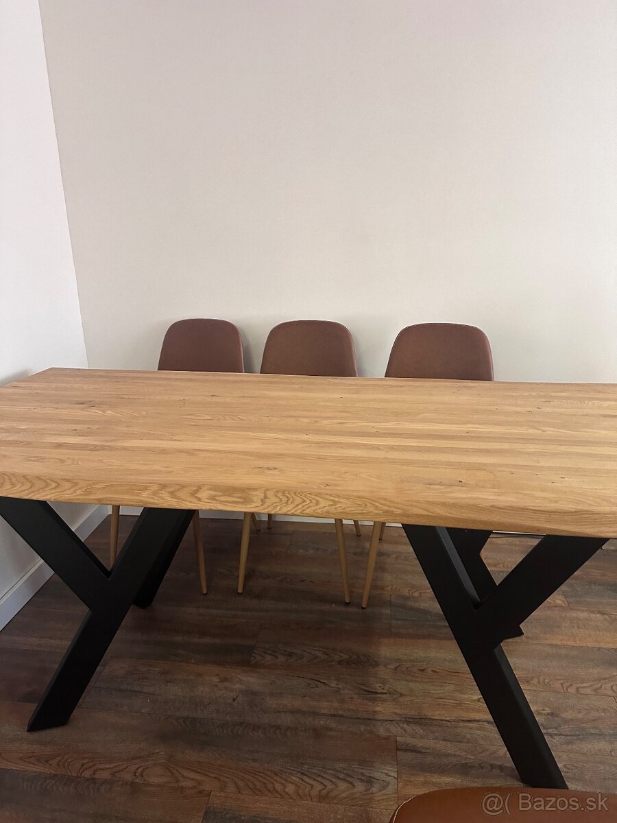 Masívny drevený stôl
