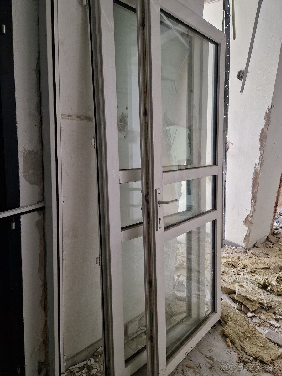 Vchodové plastové dvere.