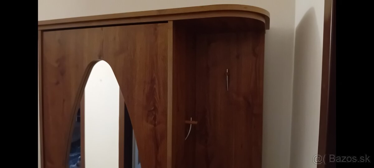 Predám šatníkovú skriňu na chodbu, skriňa.