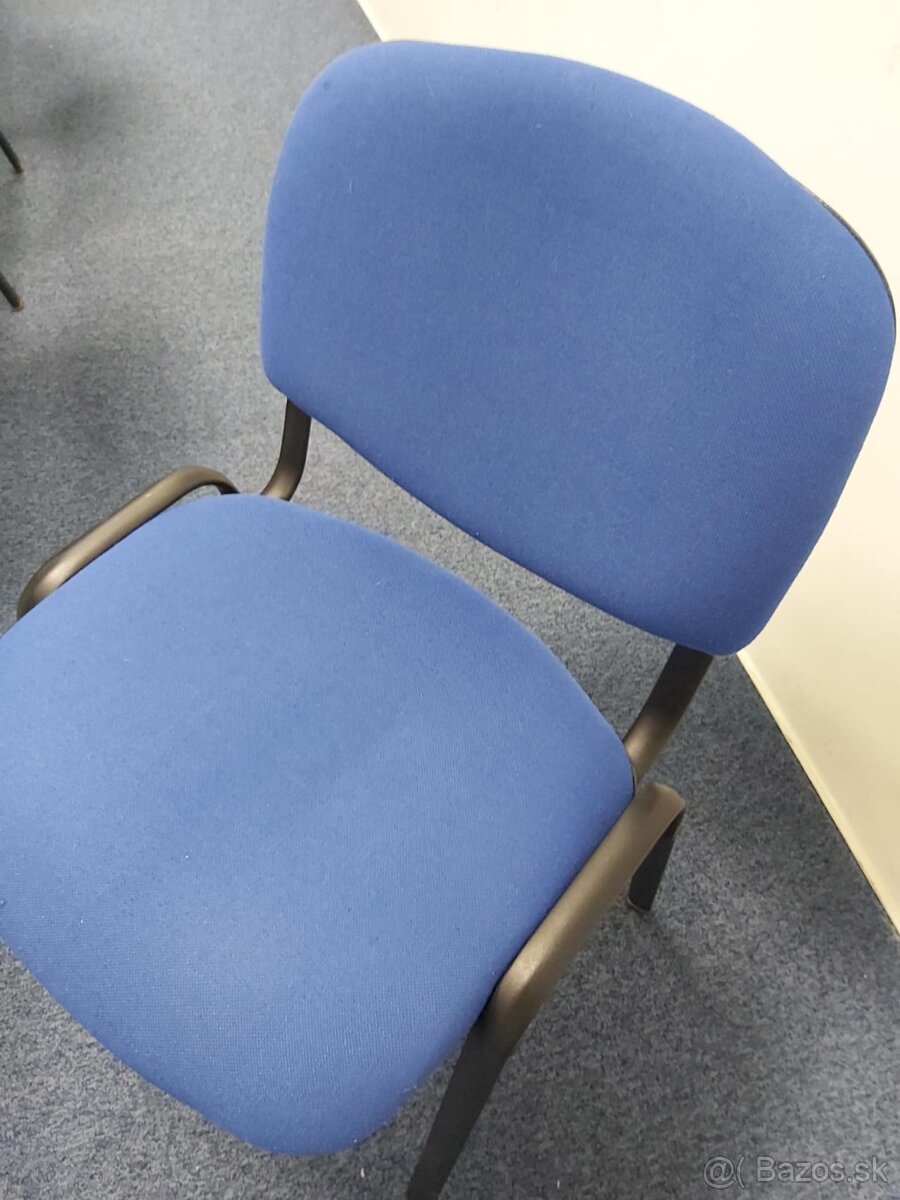 Konferenčná stolička stohovateľná