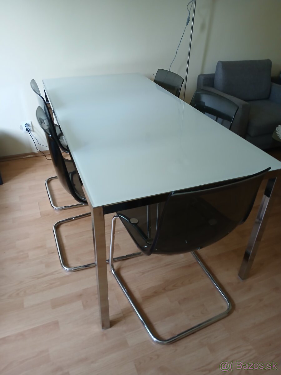 Jedálenský stol
