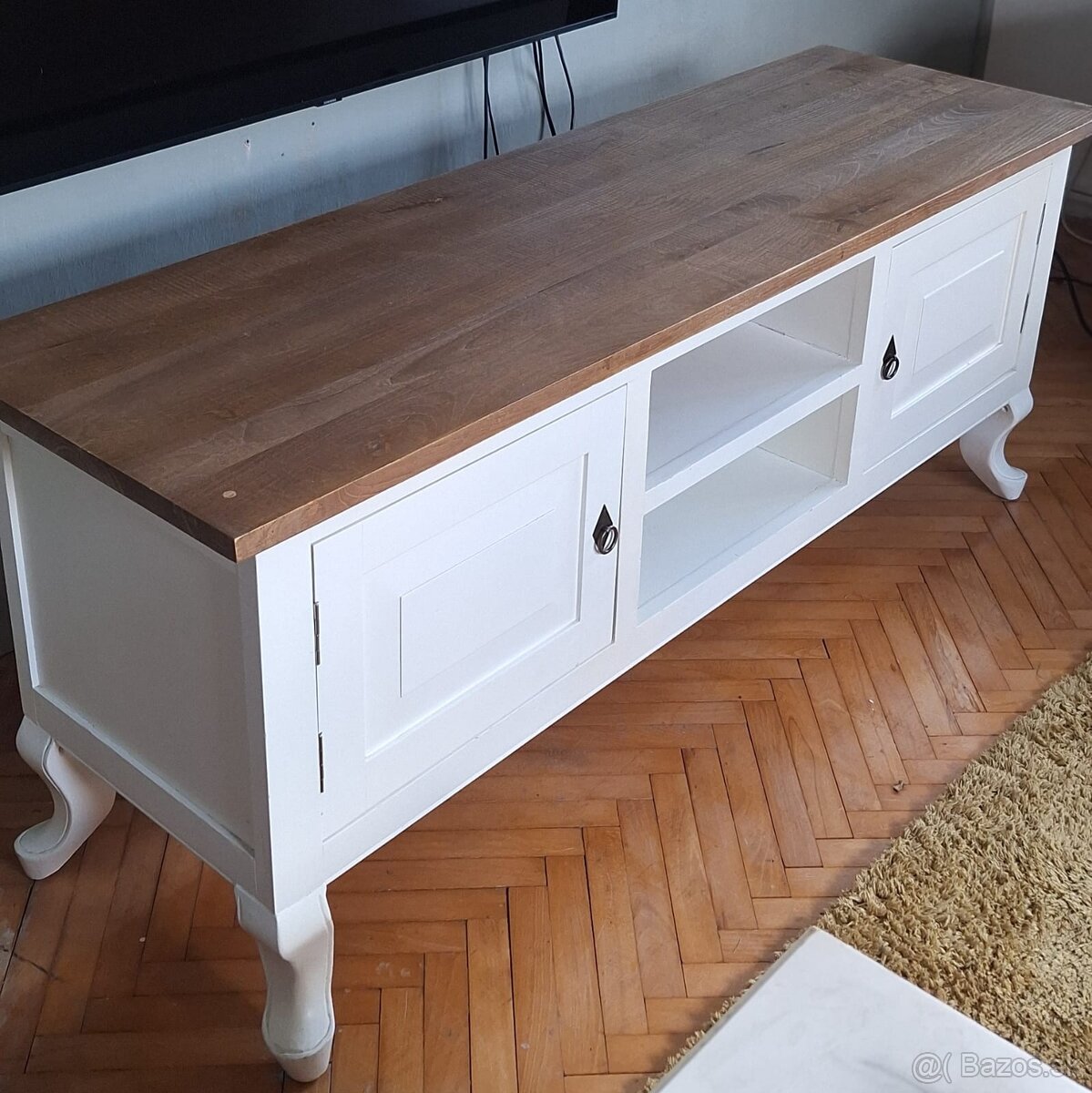 Stolík pod TV