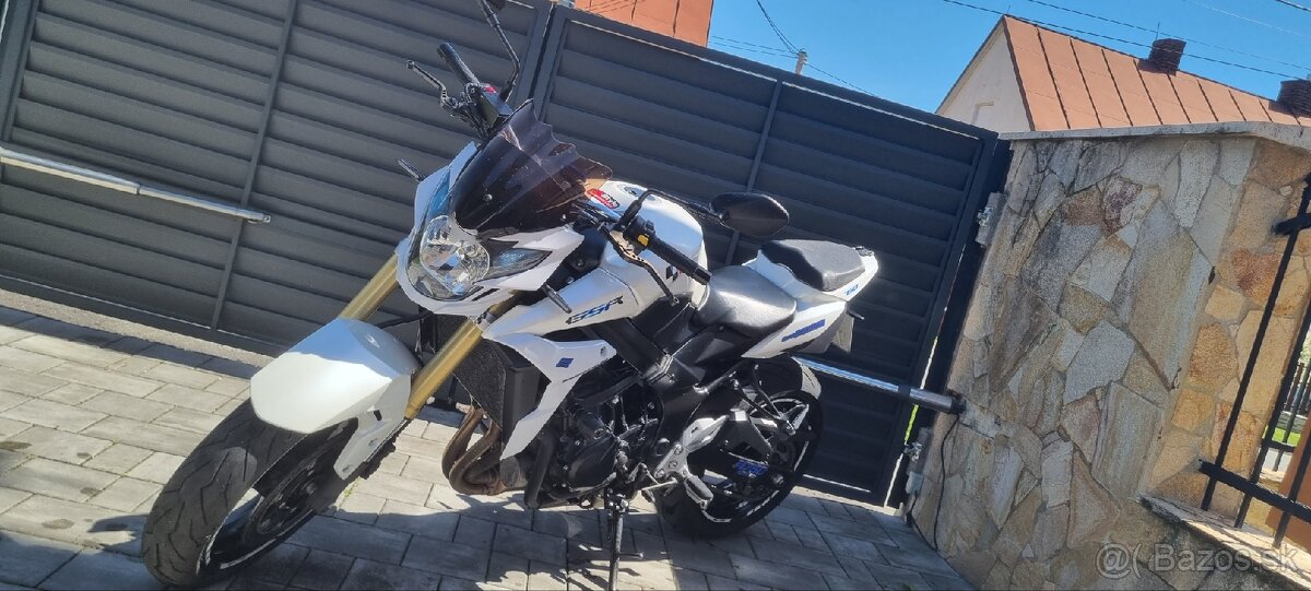 Suzuki GSR 750