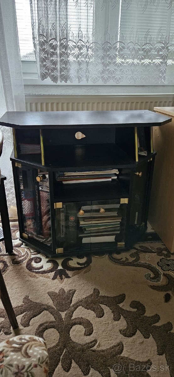 Stôl pod tv