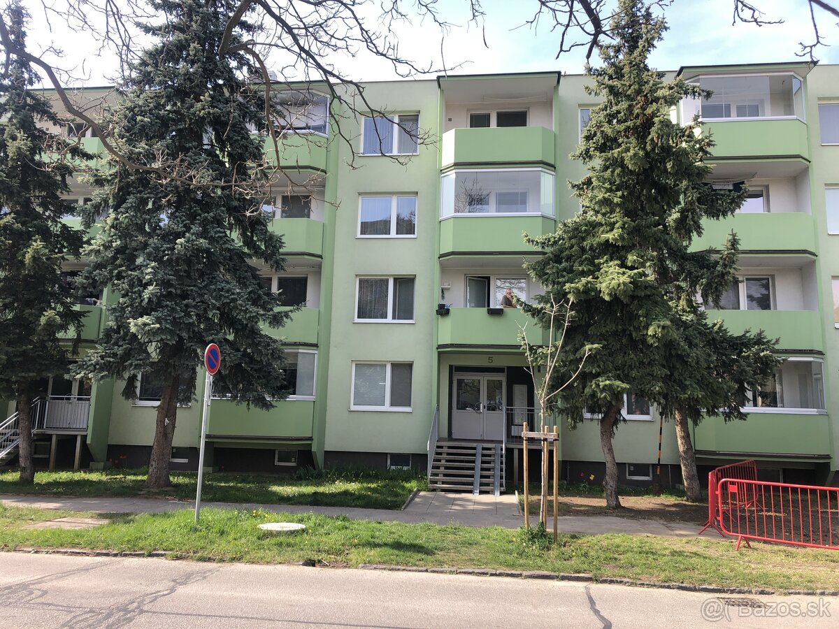 Prenajmem zrekonštruovaný svetlý 1-izbový byt v Skalici