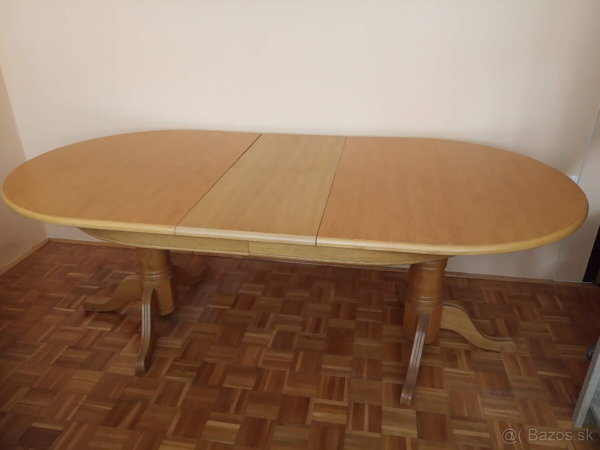 Jedálenský stôl so stoličkami