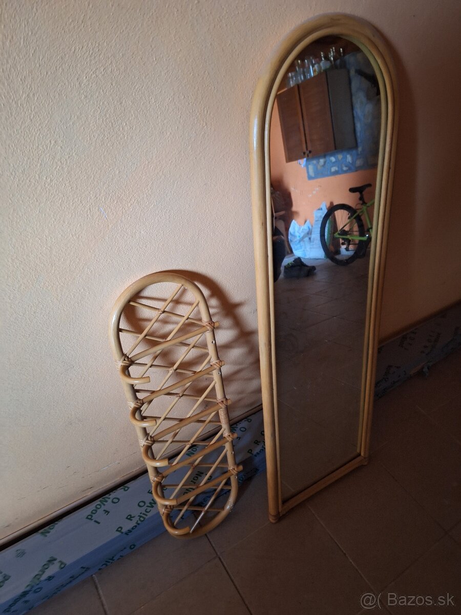 Bambusové zrkadlo + vešiak , ratanový stôl + 2 x stoličky