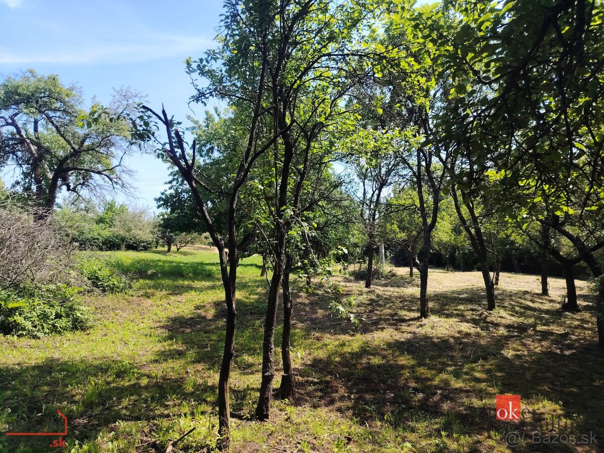 Ideálny pozemok v srdci obce s historickým rodinným domom  -