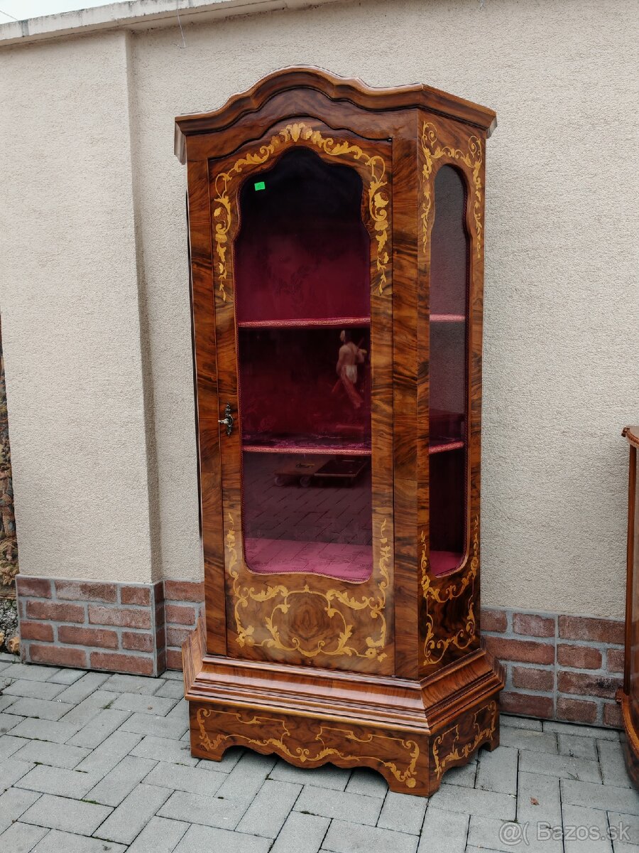 Intarzovaná vitrína