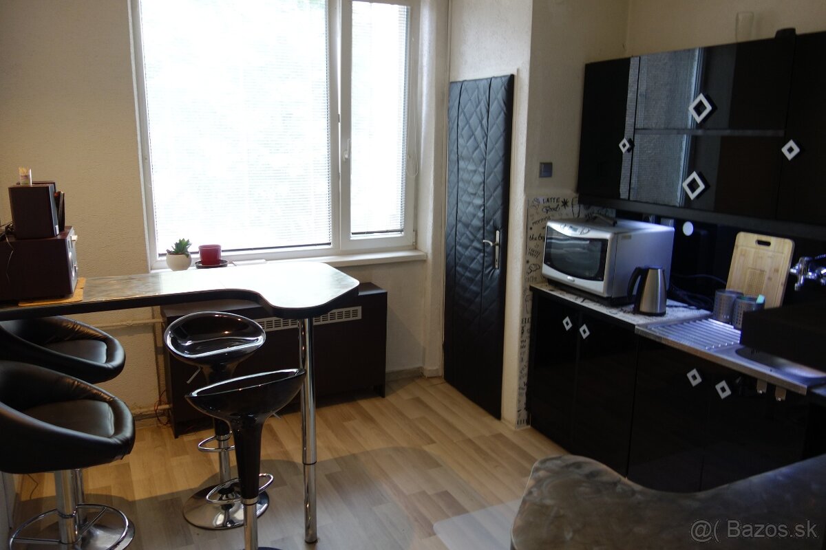 Prenájom nadštandartného1-izbového bytu v centre, B.Bystrica