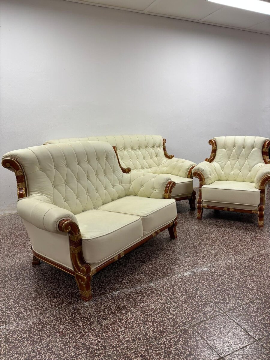 CHESTERFIELD ŠTÝL,HRUBOKOŽENÁ ,KOMB.S DREVOM