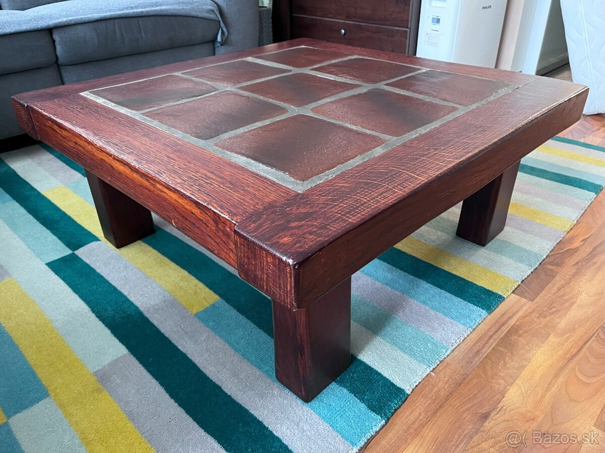 Robustny konferencny stol hnedy z dreva a kameniny