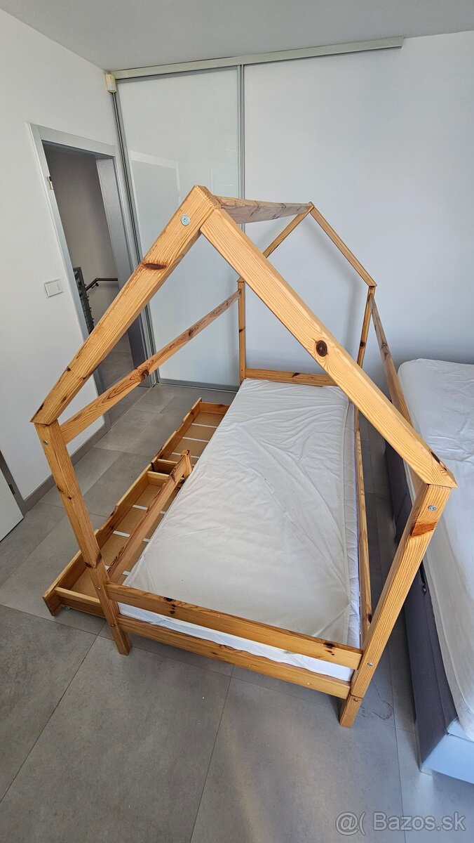 Postel so zabranou v tvare domceka