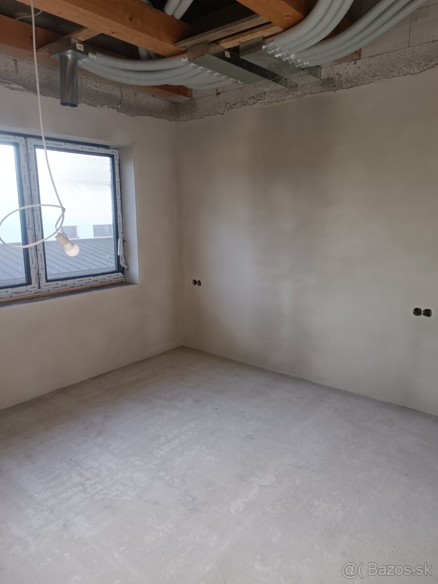 Strojové omietky, pomocné práce.