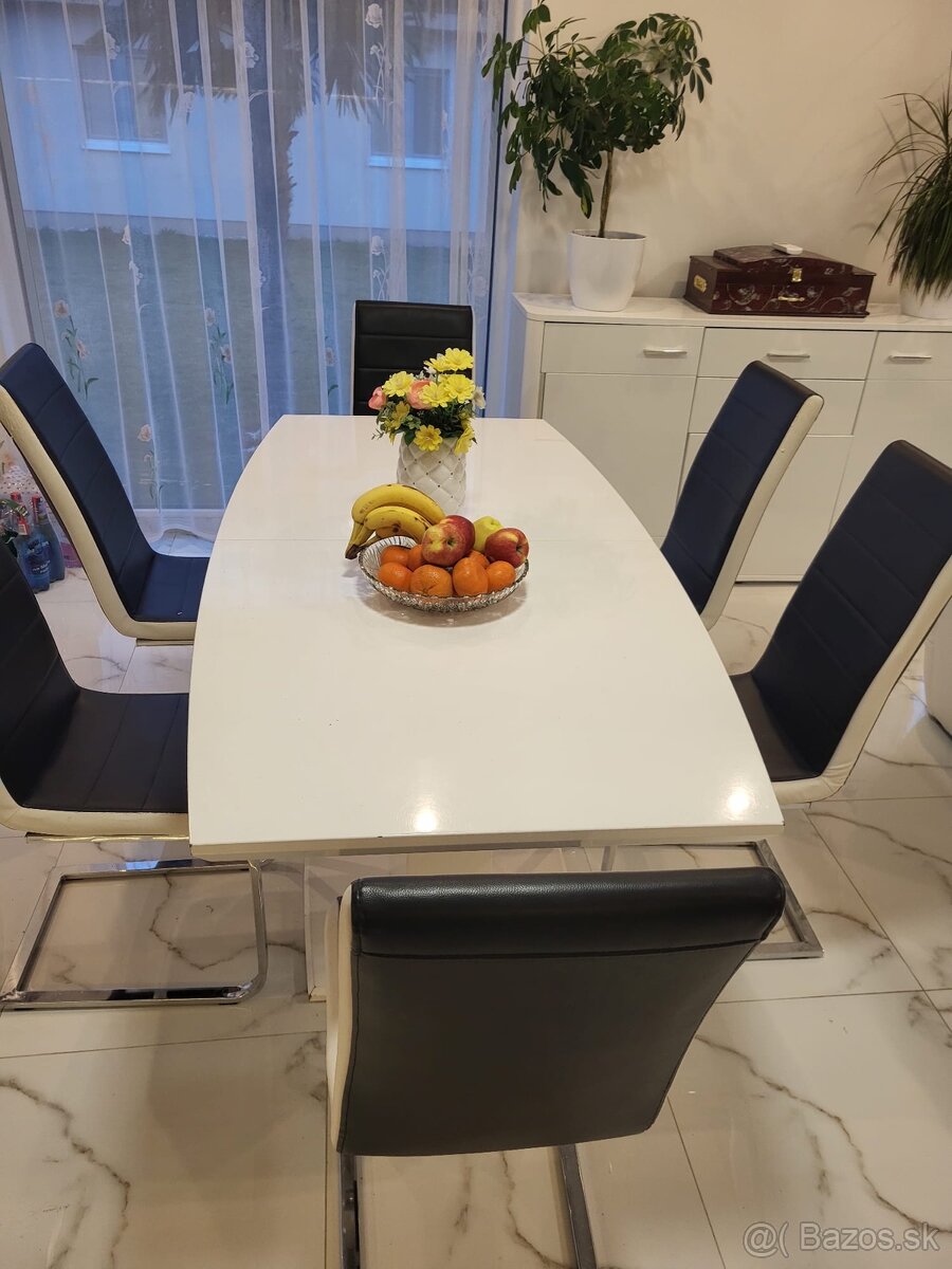 Jedálenský rozťahovaci stol + stoličky