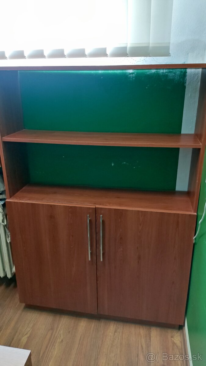 Skrina vo farbe tmavšieho dreva
