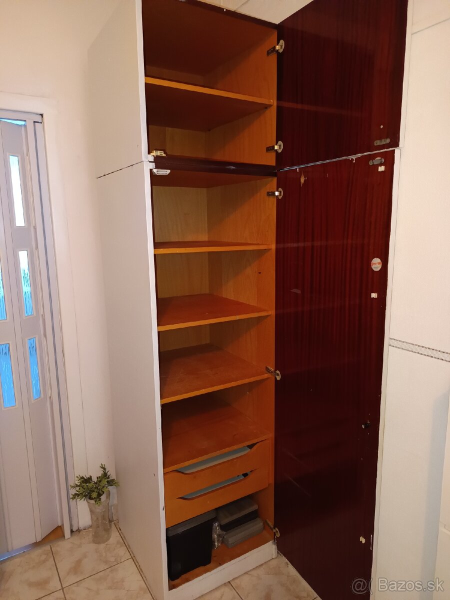 Kvalitna stabilná skriňa s nadstavcom policova