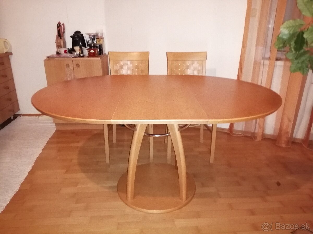Okrúhly rozťahovací jedálenský stôl