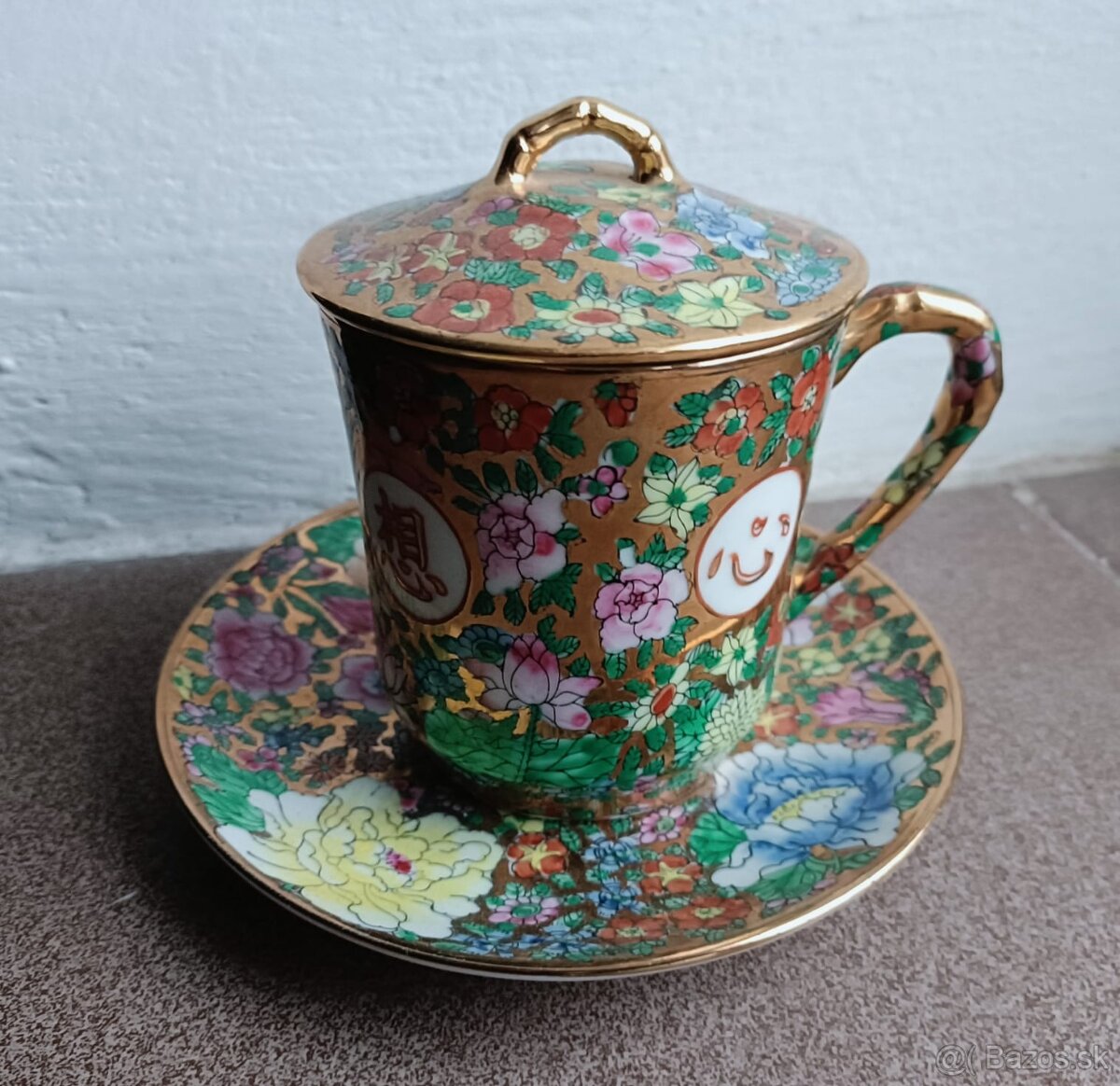 Porcelánový hrncek