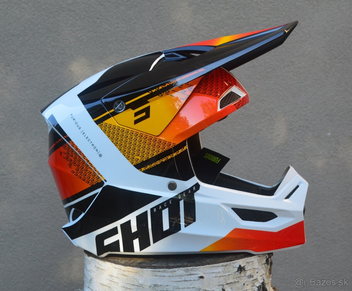 oranžová červená helma prilba okuliare shot