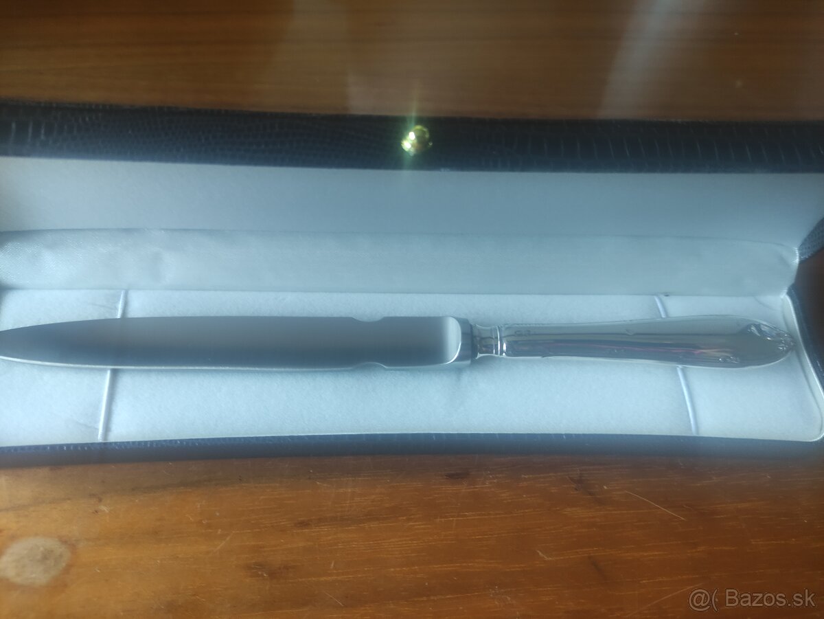 Predam strieborny otvarac listov v darkovej kazete