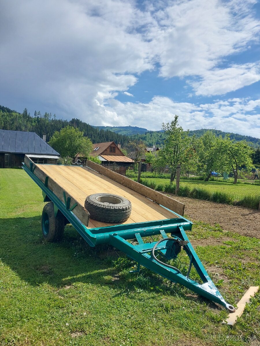 Plošinová vlečka za traktor